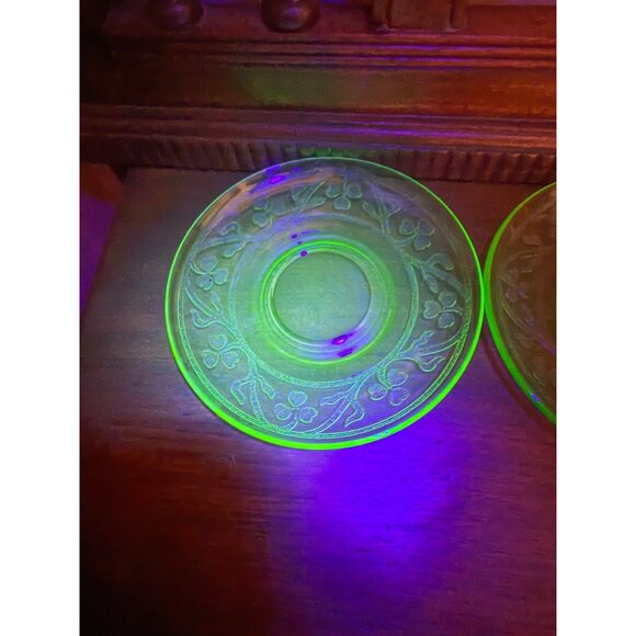 Vintage 30's Set of 2 Green Uranium Saucer Plates Etched Clovers - Picture 8 of 11